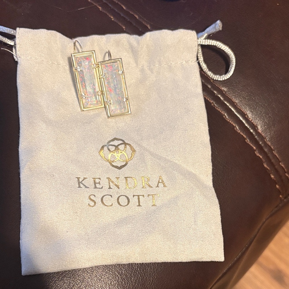 Kendra Scott Knox Earrings in gold with Iridescent Stones